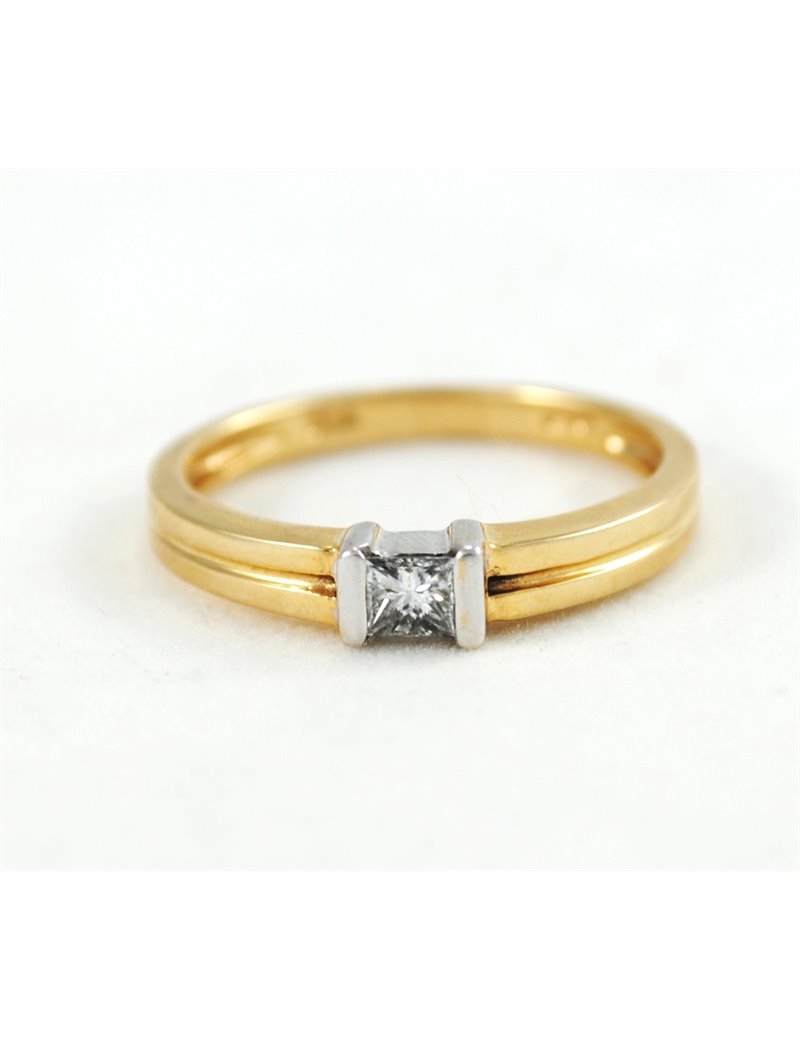 18K GOLD WITH DIAMOND RING